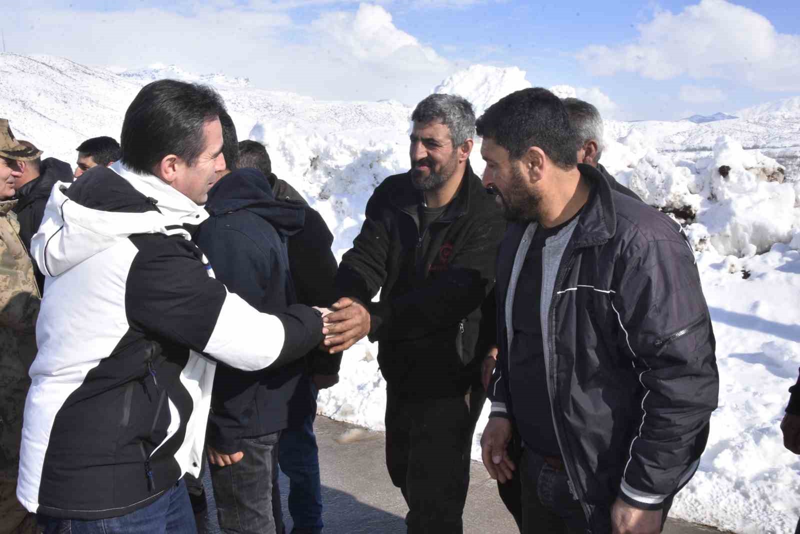 Bitlis’te 6,5 metrelik kar yağışına rağmen 20 bin kilometre yol açıldı
