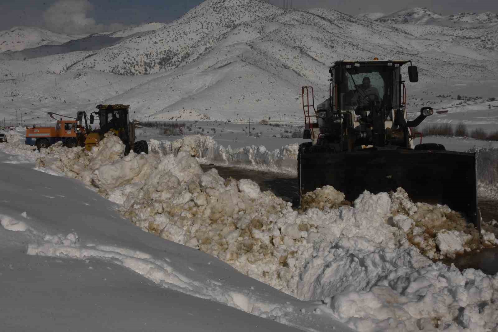 Bitlis’te 6,5 metrelik kar yağışına rağmen 20 bin kilometre yol açıldı
