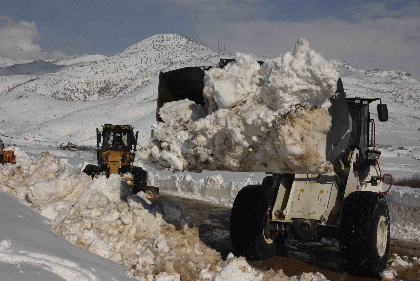 Bitlis’te 6,5 metrelik kar yağışına rağmen 20 bin kilometre yol açıldı
