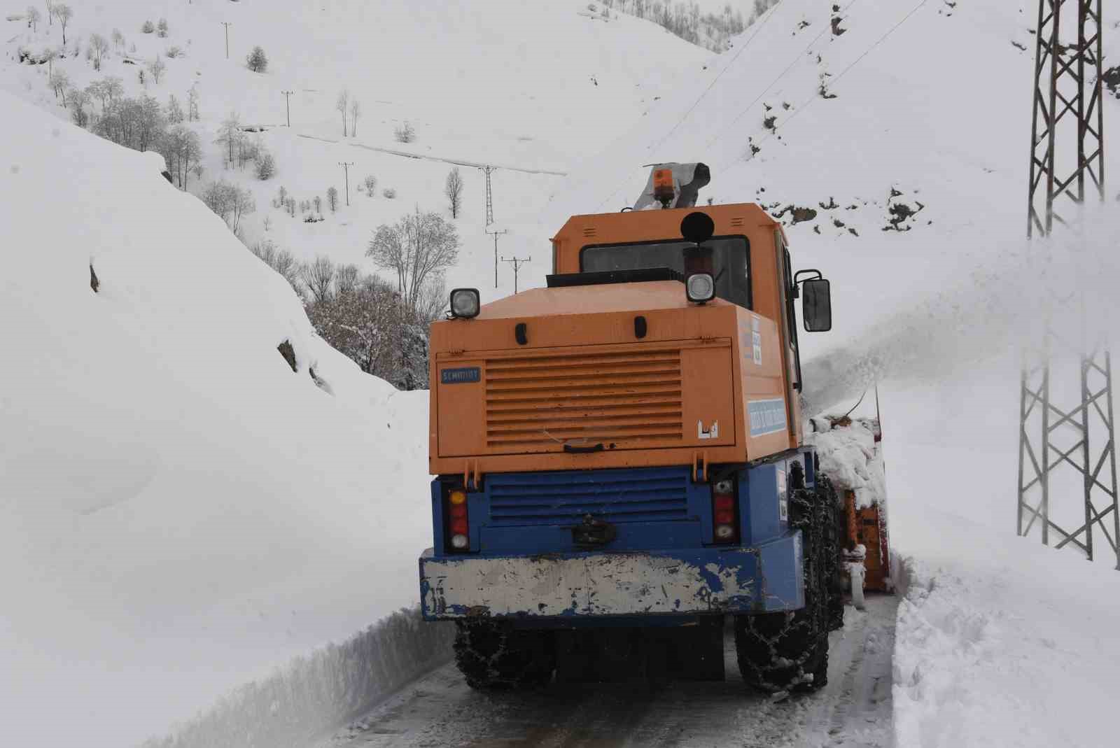 Bitlis’te 6,5 metrelik kar yağışına rağmen 20 bin kilometre yol açıldı
