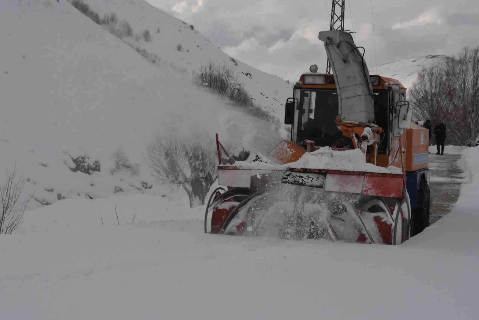 Bitlis’te 6,5 metrelik kar yağışına rağmen 20 bin kilometre yol açıldı

