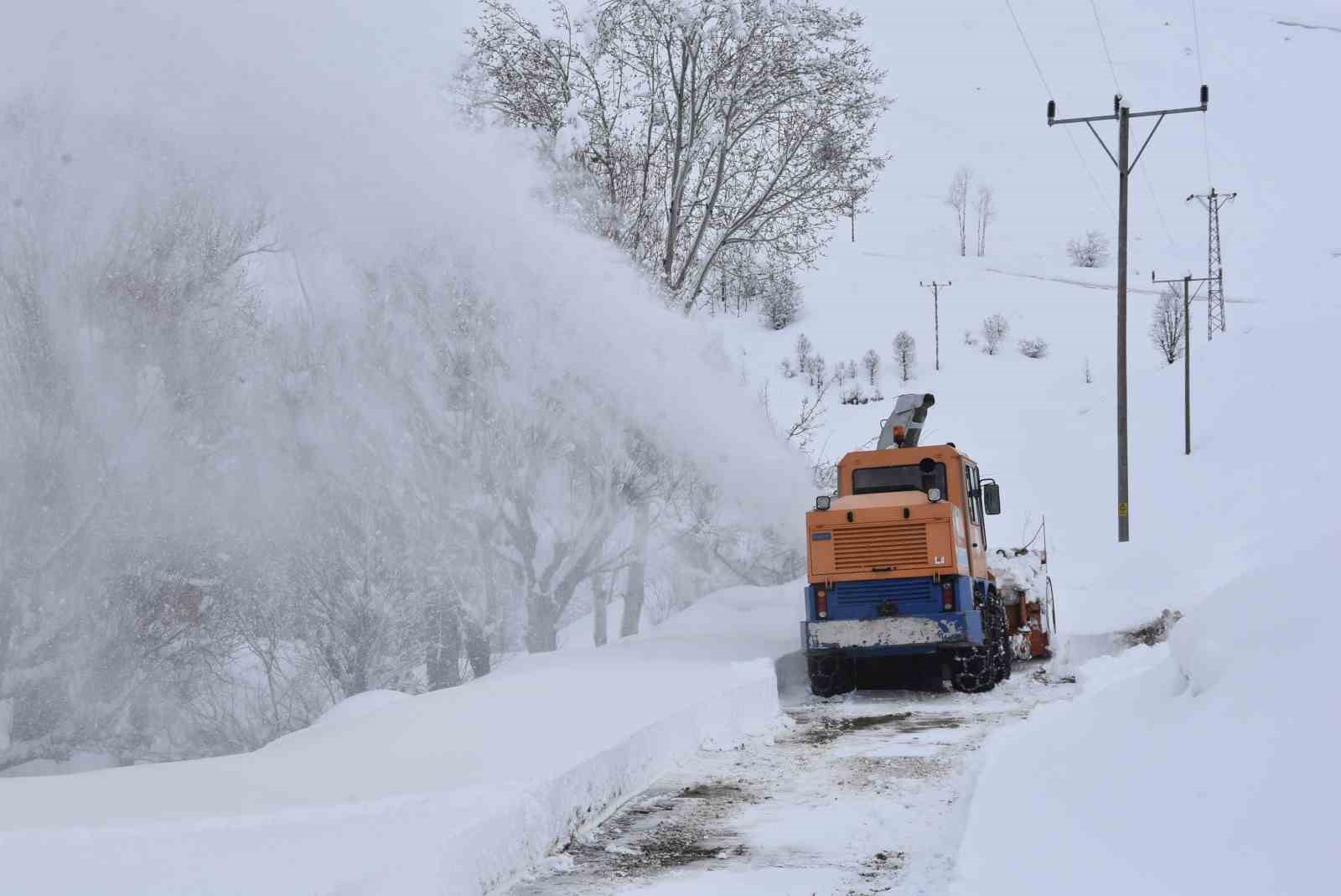 Bitlis’te 6,5 metrelik kar yağışına rağmen 20 bin kilometre yol açıldı
