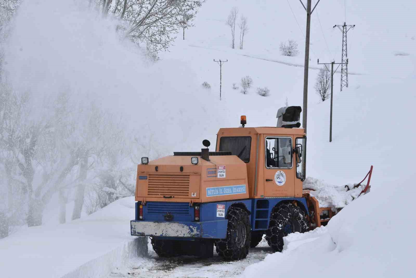 Bitlis’te 6,5 metrelik kar yağışına rağmen 20 bin kilometre yol açıldı
