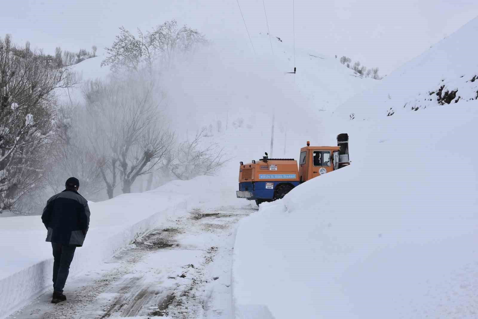 Bitlis’te 6,5 metrelik kar yağışına rağmen 20 bin kilometre yol açıldı
