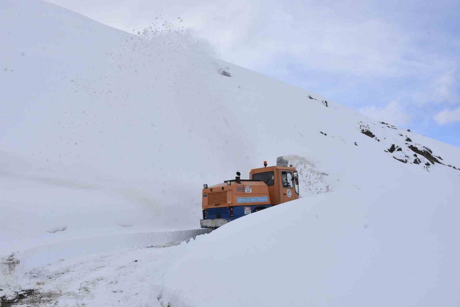 Bitlis’te 6,5 metrelik kar yağışına rağmen 20 bin kilometre yol açıldı
