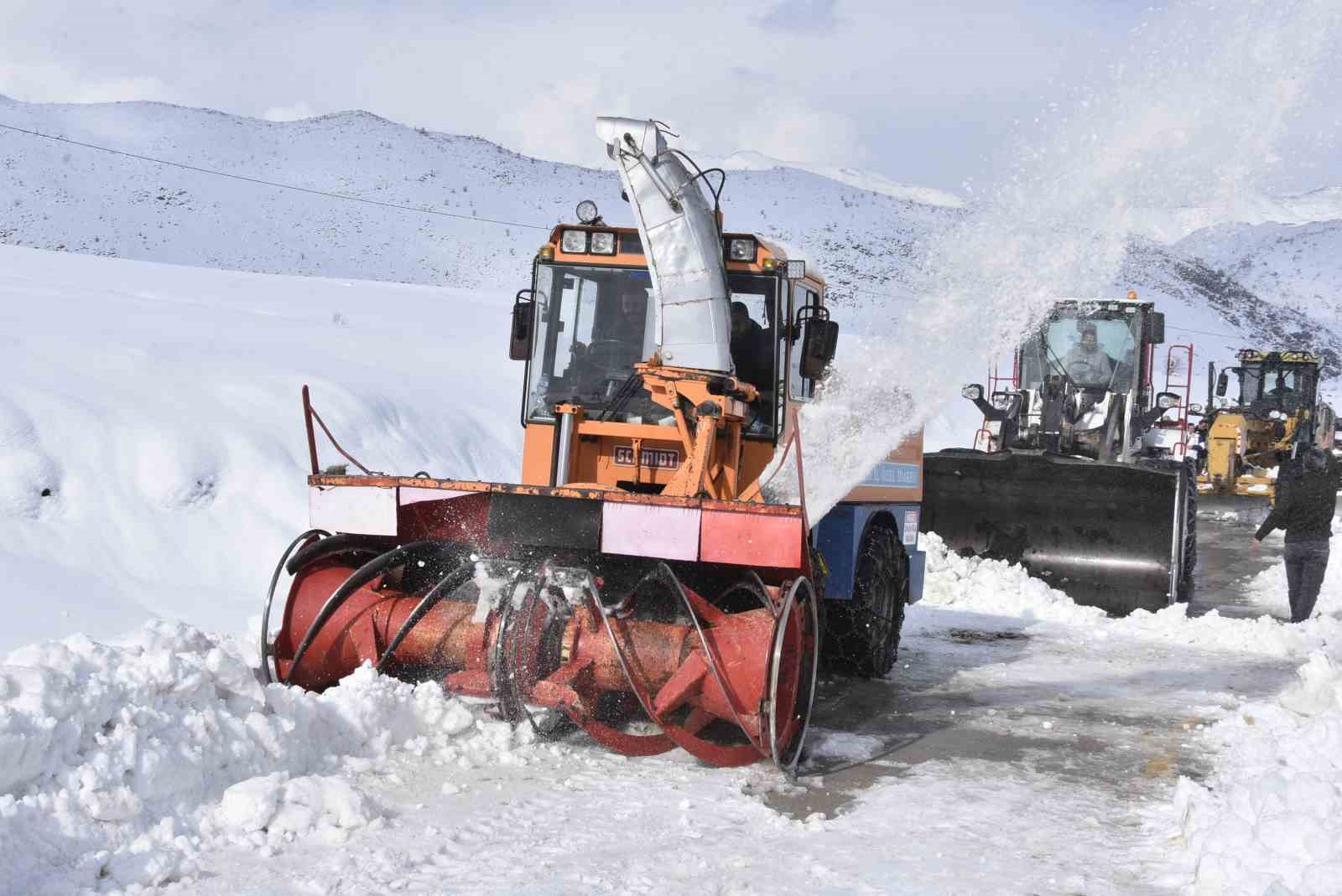Bitlis’te 6,5 metrelik kar yağışına rağmen 20 bin kilometre yol açıldı
