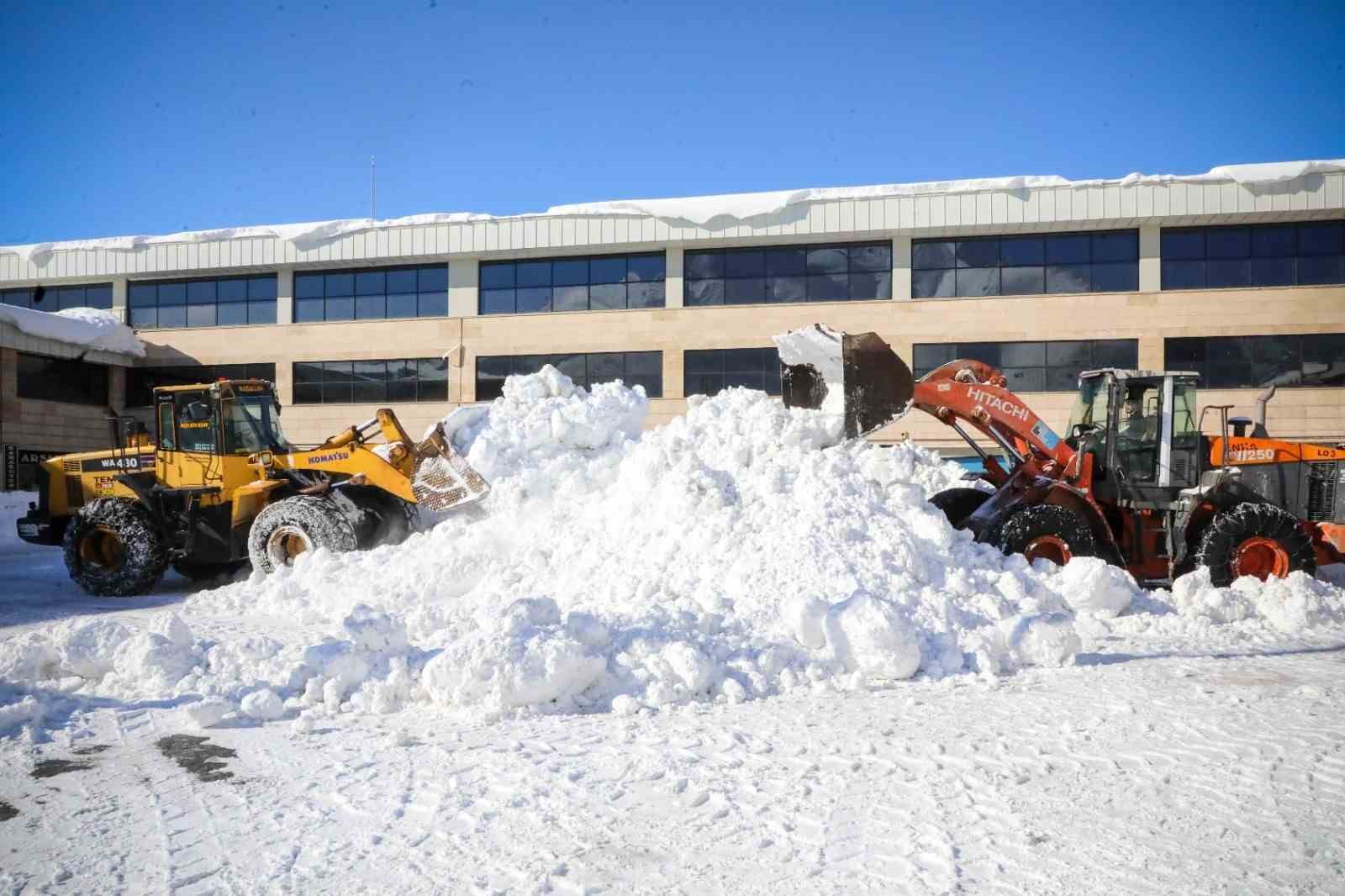 Bitlis’te biriken karlar kamyonlarla taşınıyor
