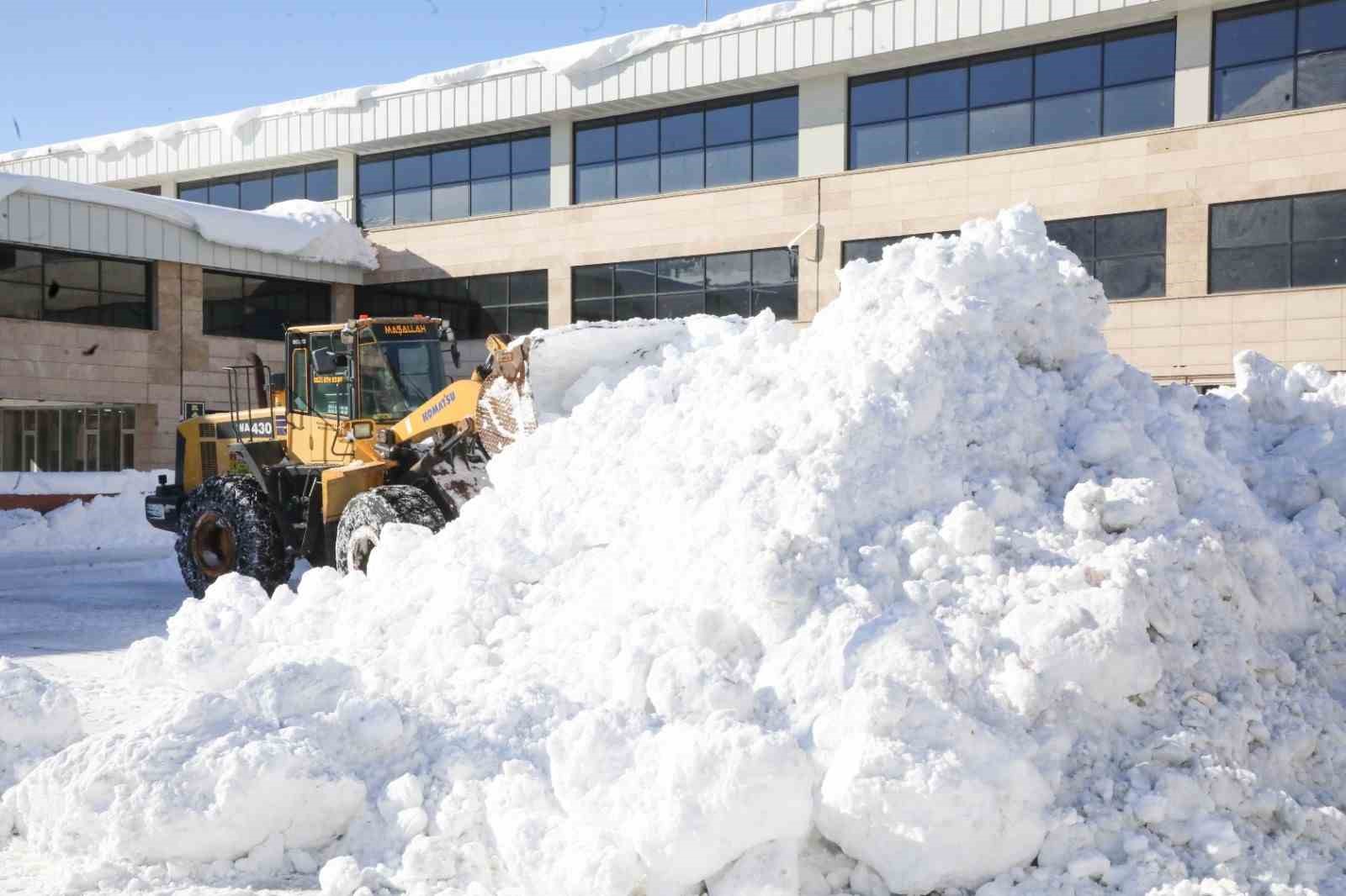 Bitlis’te biriken karlar kamyonlarla taşınıyor

