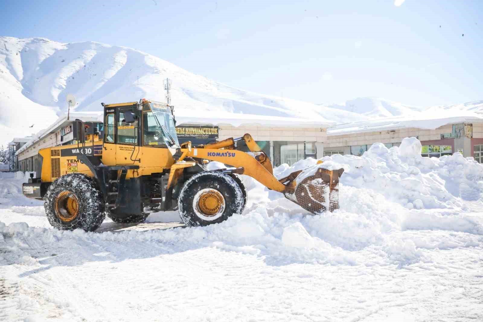 Bitlis’te biriken karlar kamyonlarla taşınıyor
