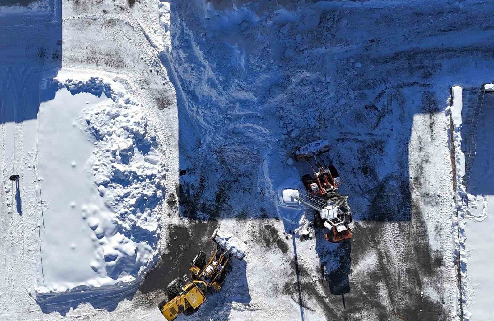 Bitlis’te biriken karlar kamyonlarla taşınıyor
