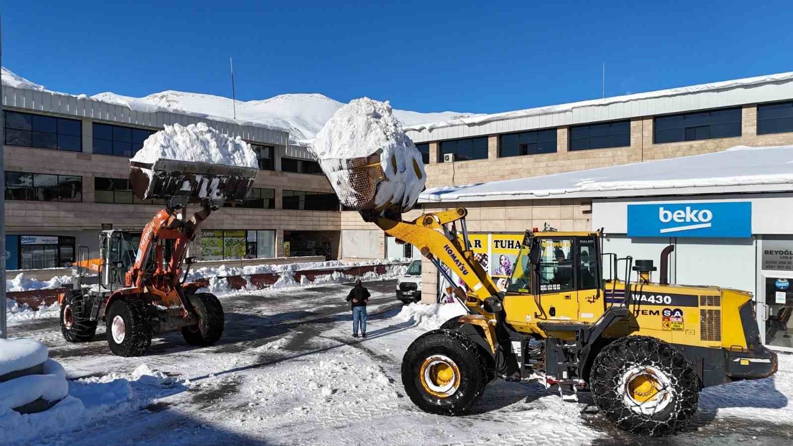 Bitlis’te biriken karlar kamyonlarla taşınıyor
