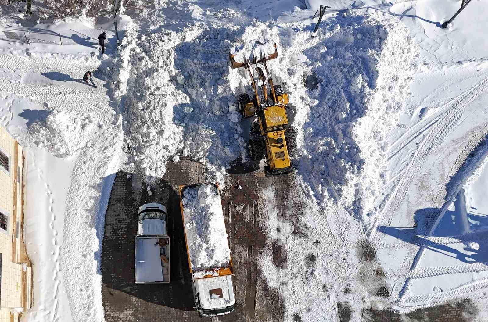 Bitlis’te biriken karlar kamyonlarla taşınıyor
