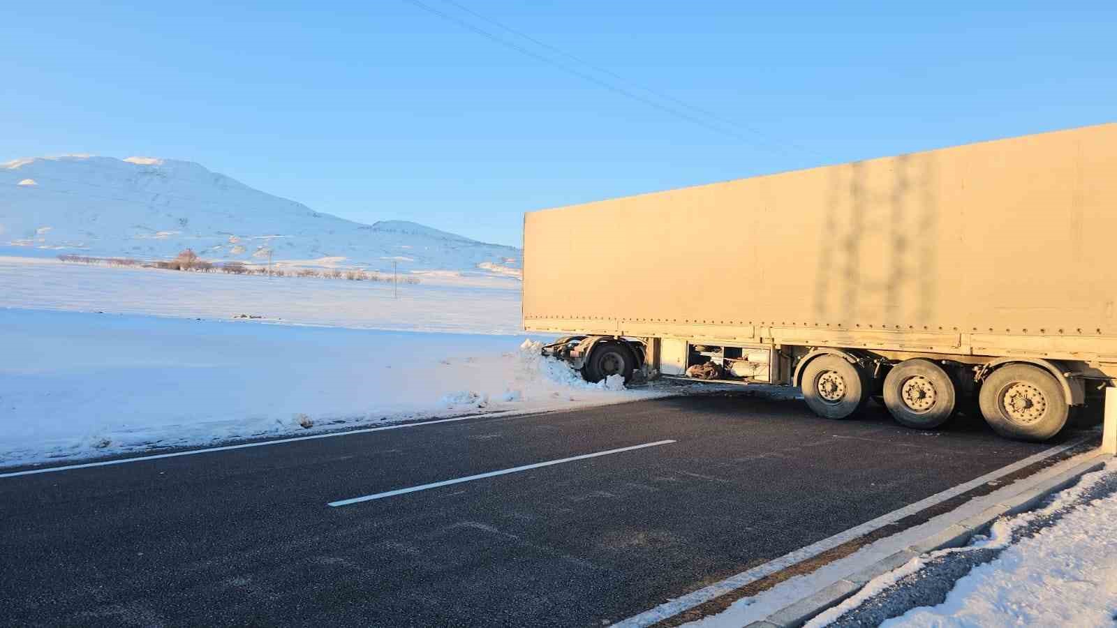 Bitlis’te buzlanan yolda kayan tır yolu kapattı
