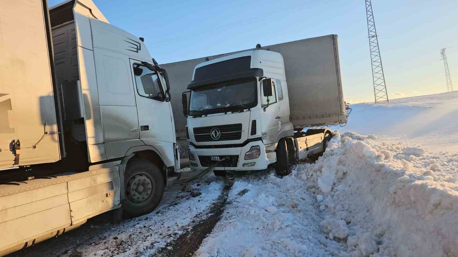 Bitlis’te buzlanan yolda kayan tır yolu kapattı
