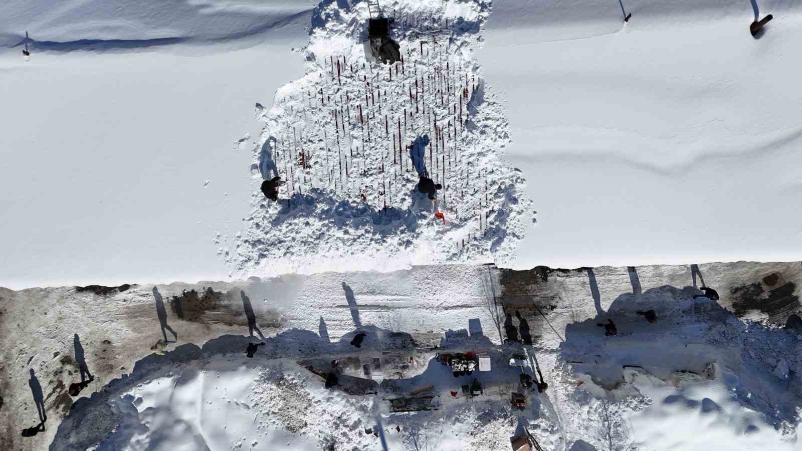 Bitlis’te çatılarda tehlikeli kar temizliği
