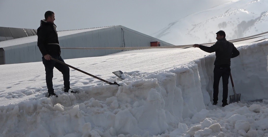 Bitlis’te çatılarda yoğun mesai
