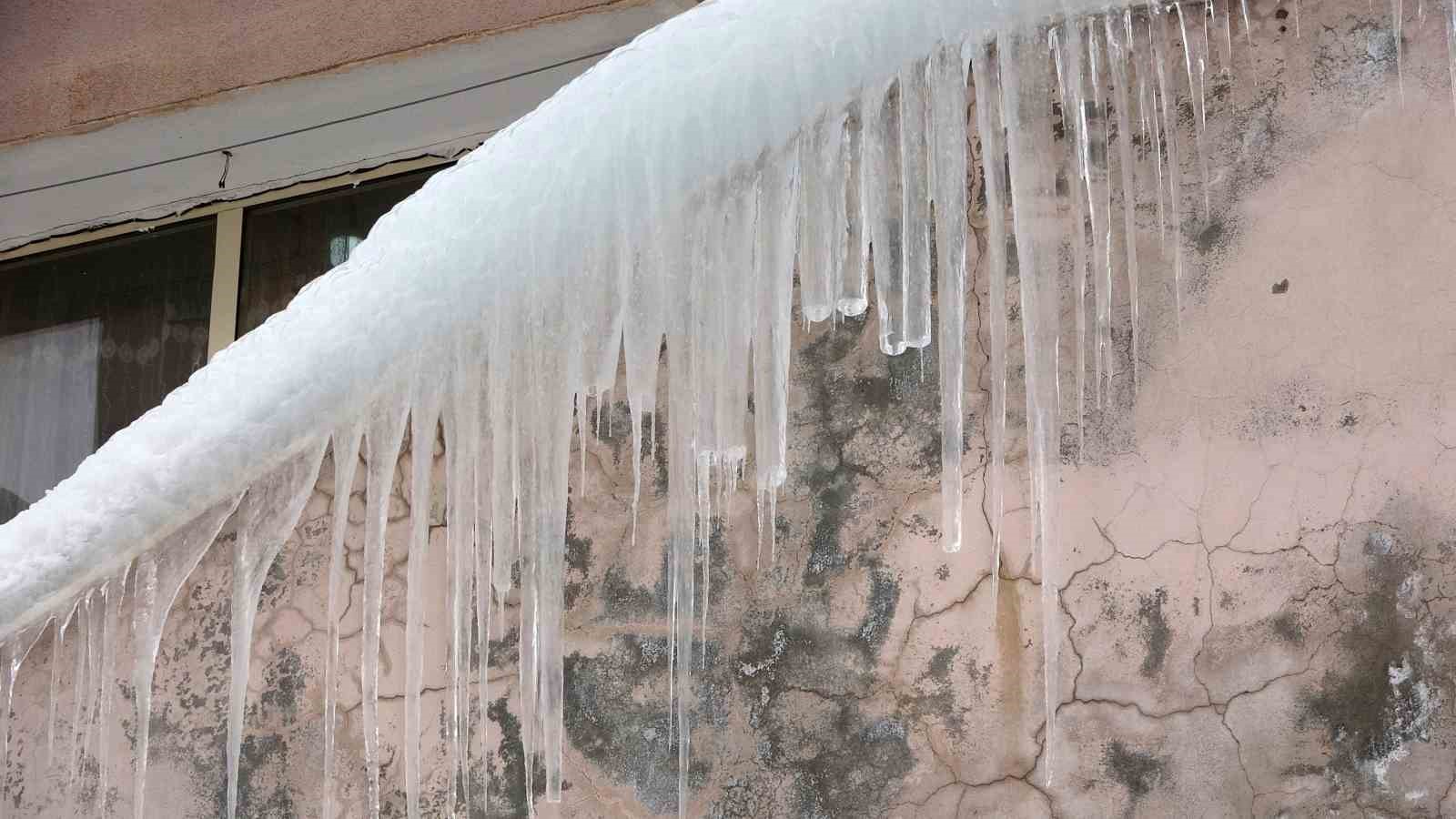 Bitlis’te çatılardaki buzların boyu 5 metreye ulaştı
