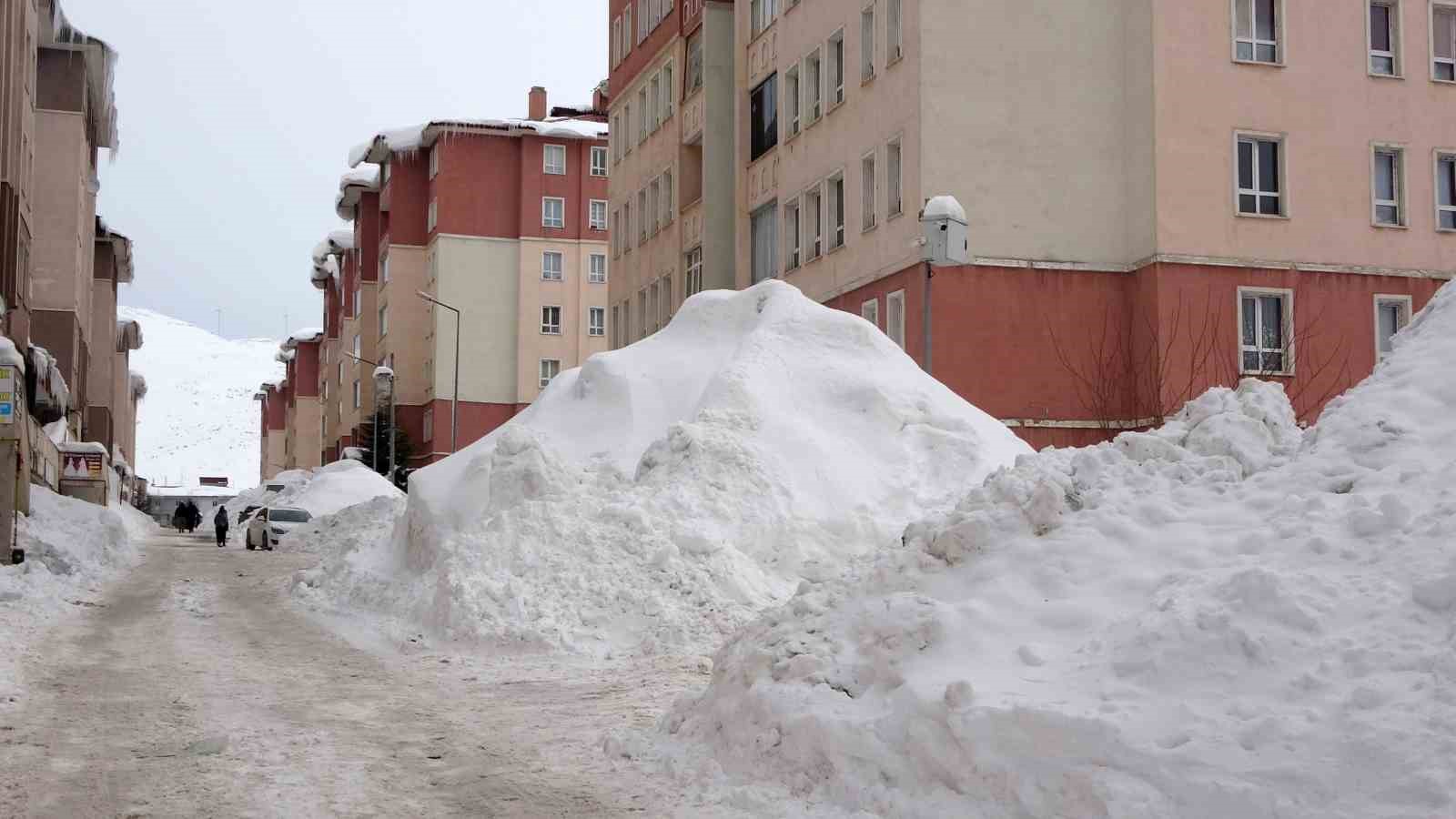 Bitlis’te çatılardaki buzların boyu 5 metreye ulaştı
