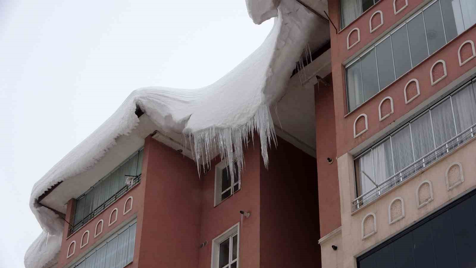Bitlis’te çatılardaki buzların boyu 5 metreye ulaştı
