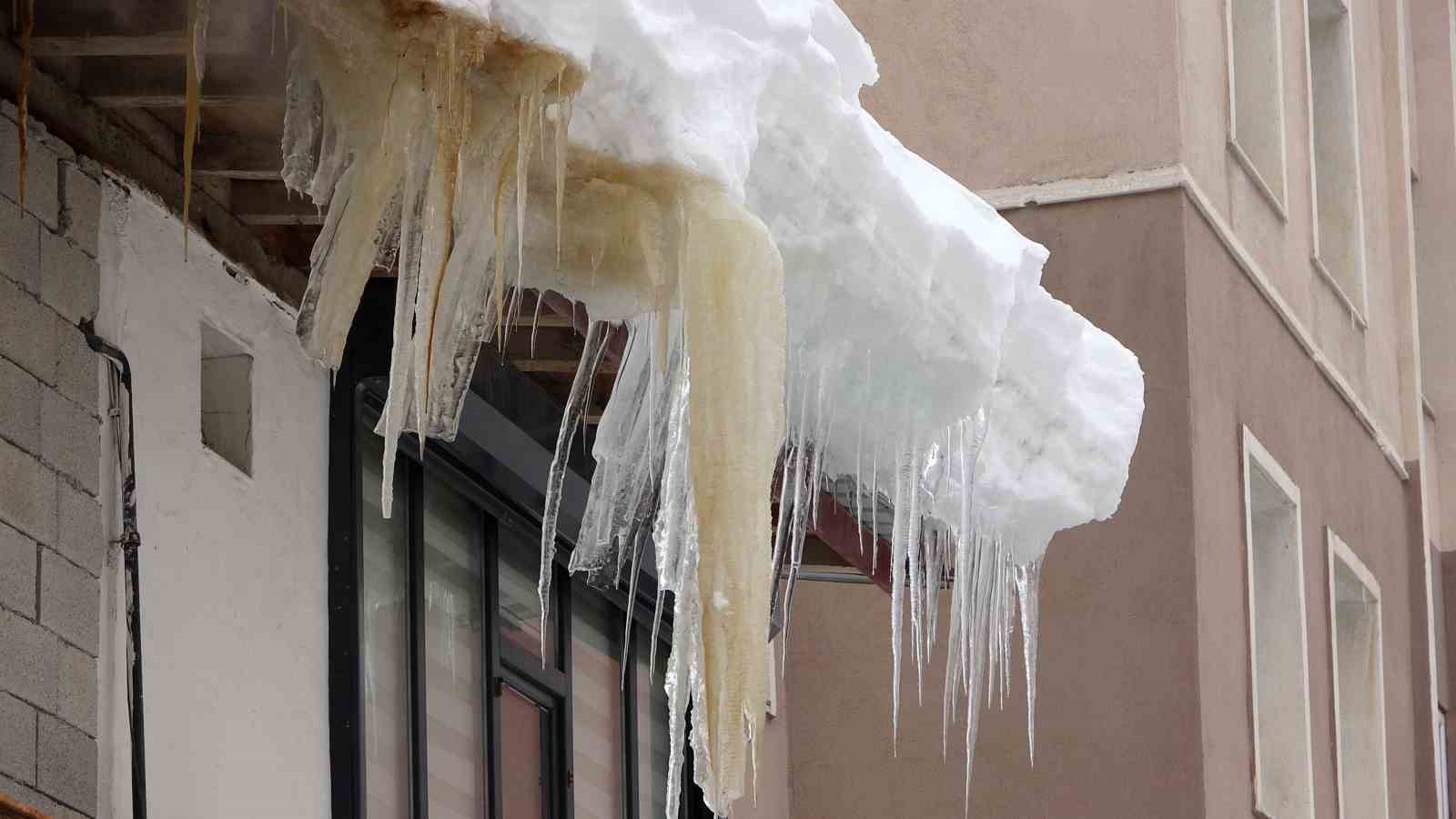 Bitlis’te çatılardaki buzların boyu 5 metreye ulaştı
