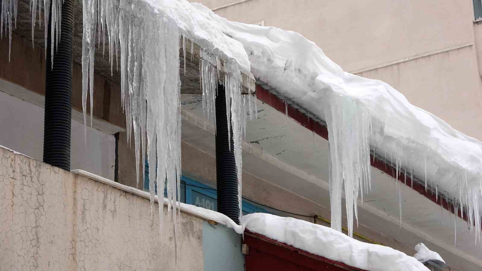 Bitlis’te çatılardaki buzların boyu 5 metreye ulaştı
