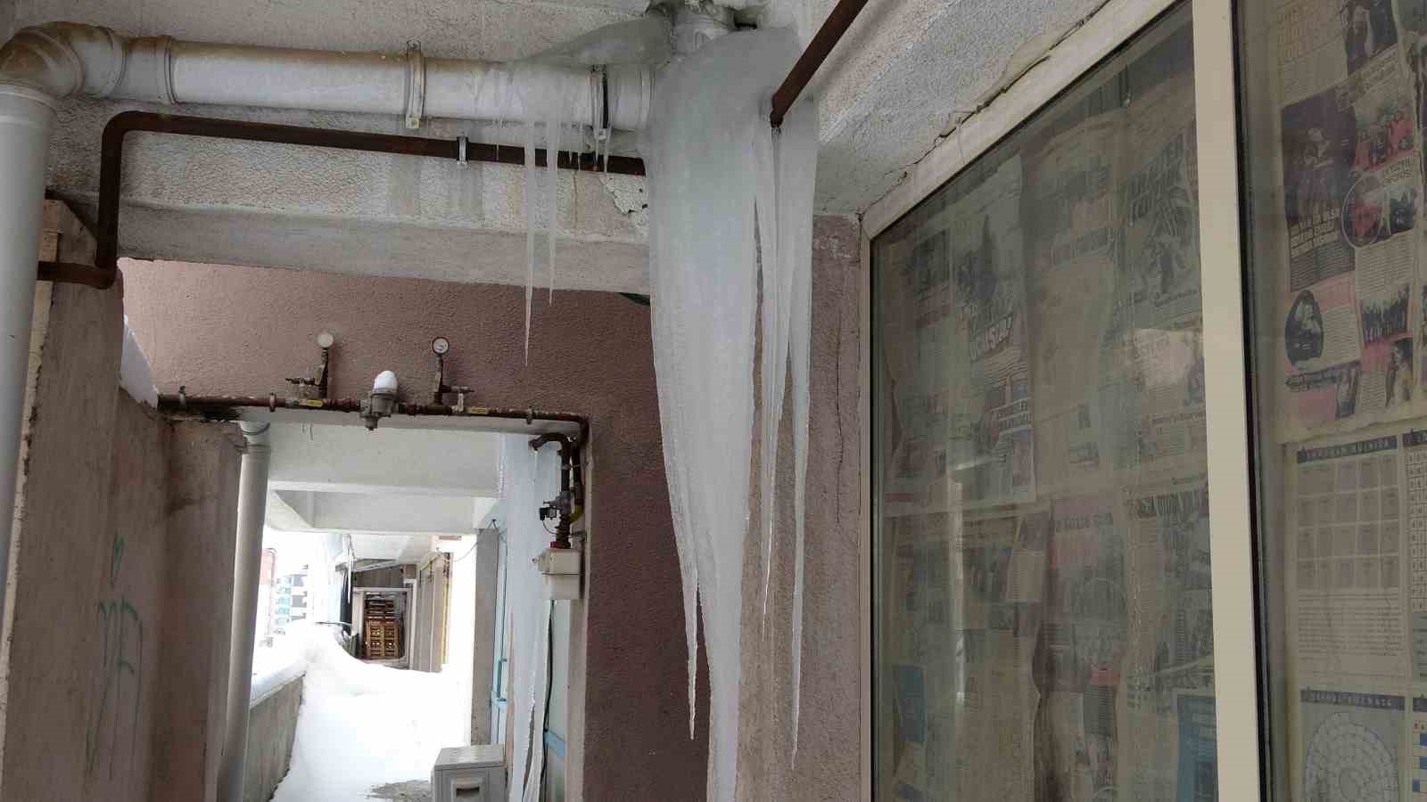 Bitlis’te çatılardaki buzların boyu 5 metreye ulaştı
