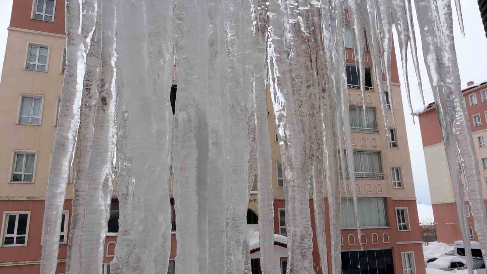 Bitlis’te çatılardaki buzların boyu 5 metreye ulaştı
