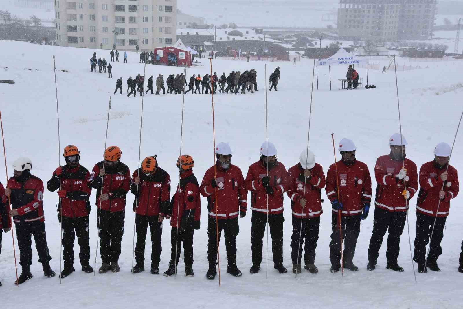 Bitlis’te çığ tatbikatı gerçeğini aratmadı
