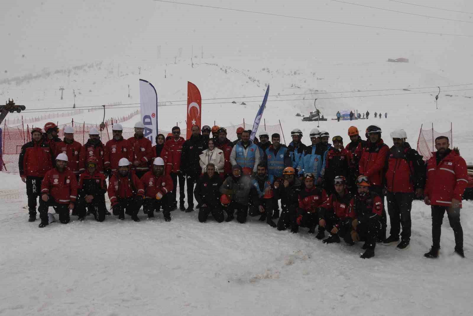 Bitlis’te çığ tatbikatı gerçeğini aratmadı
