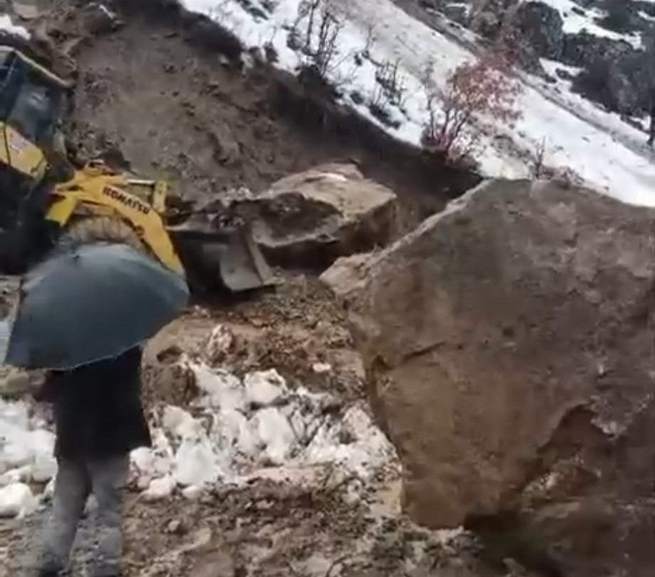 Bitlis’te çığ ve heyelan meydana geldi
