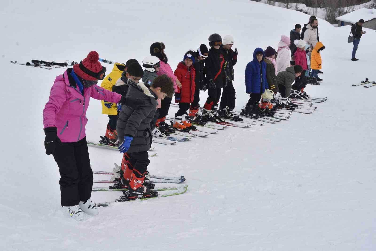 Bitlis’te çocuklar karne tatilinde kayak öğreniyor
