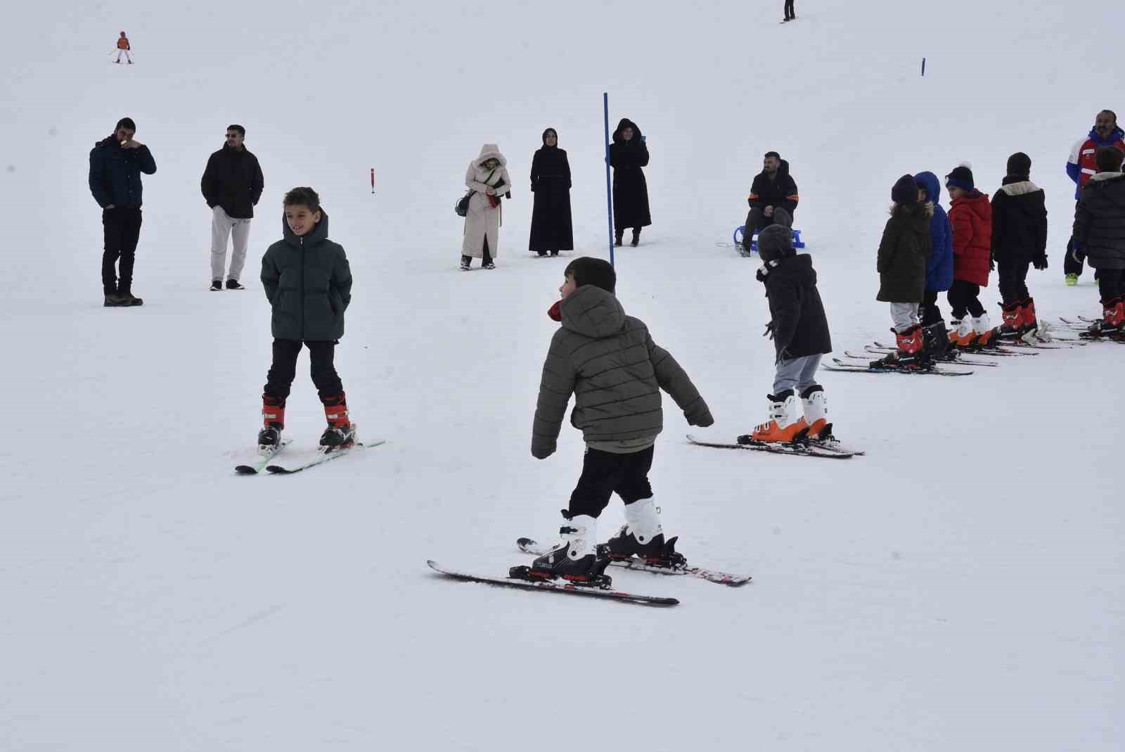 Bitlis’te çocuklar karne tatilinde kayak öğreniyor
