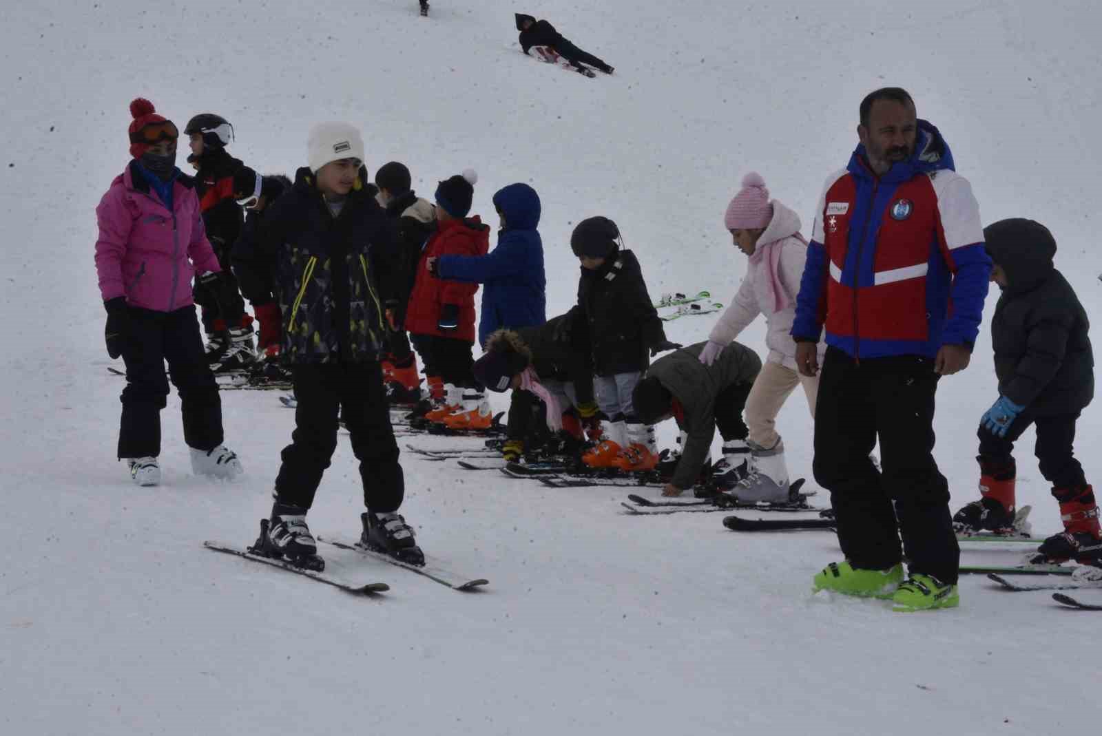Bitlis’te çocuklar karne tatilinde kayak öğreniyor
