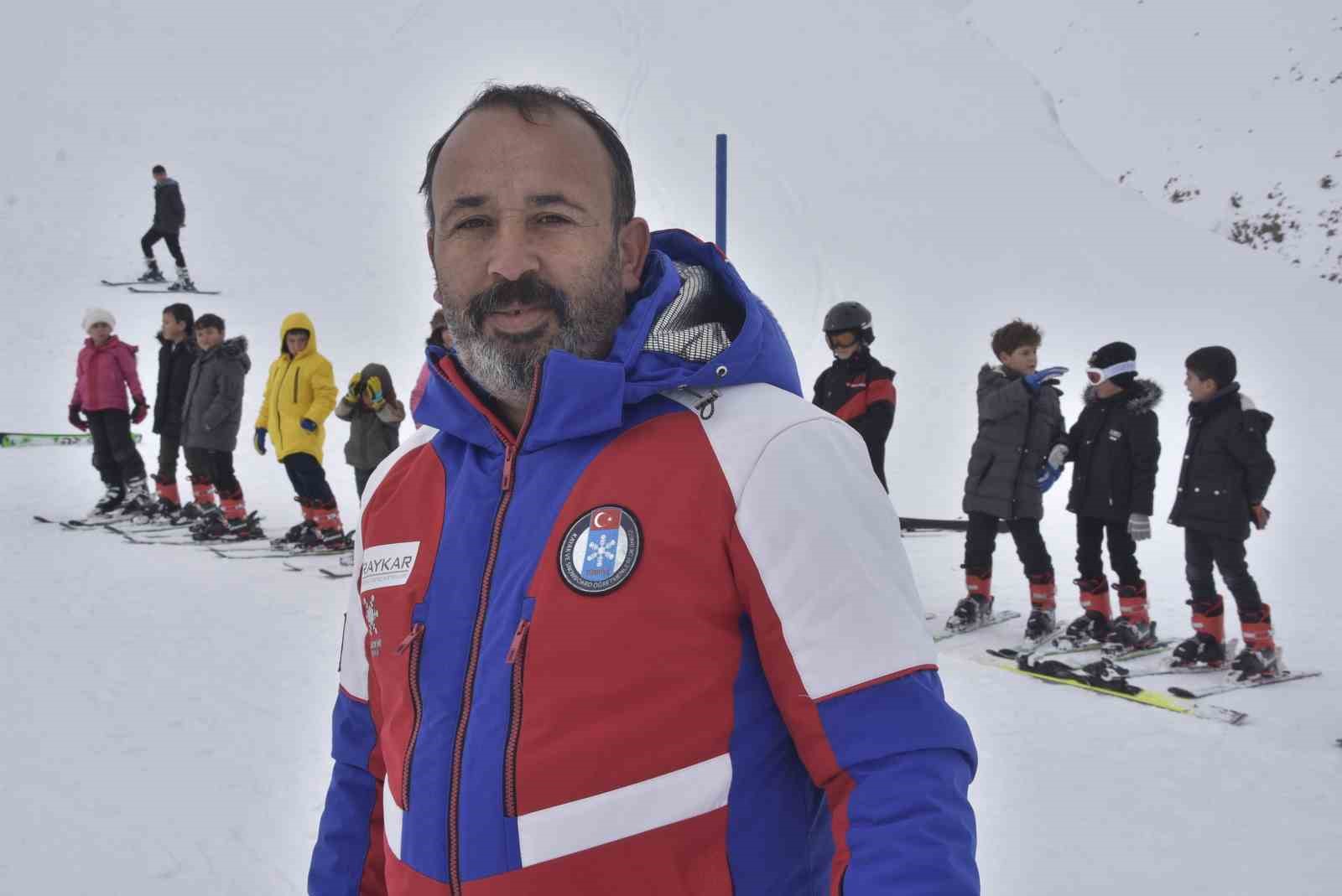 Bitlis’te çocuklar karne tatilinde kayak öğreniyor
