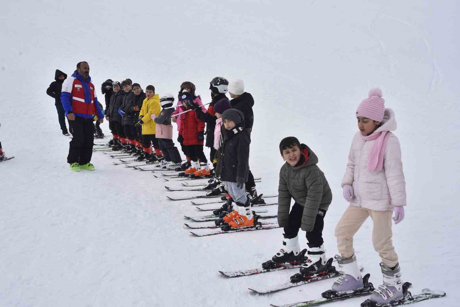 Bitlis’te çocuklar karne tatilinde kayak öğreniyor
