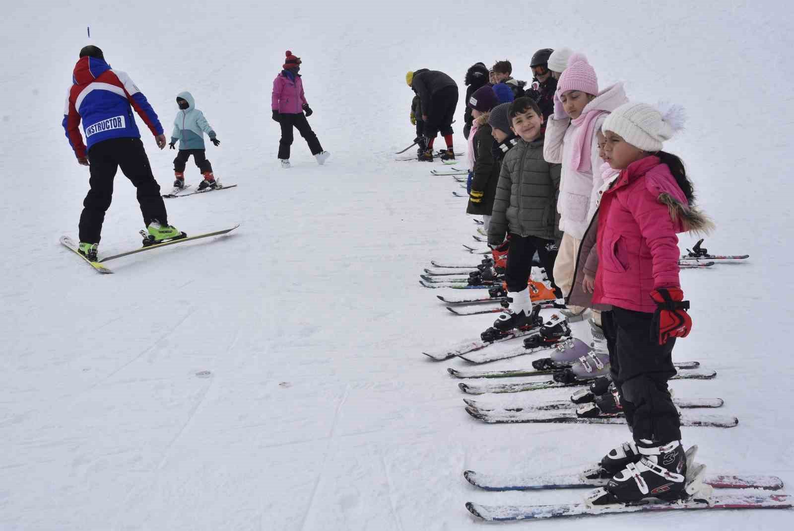 Bitlis’te çocuklar karne tatilinde kayak öğreniyor
