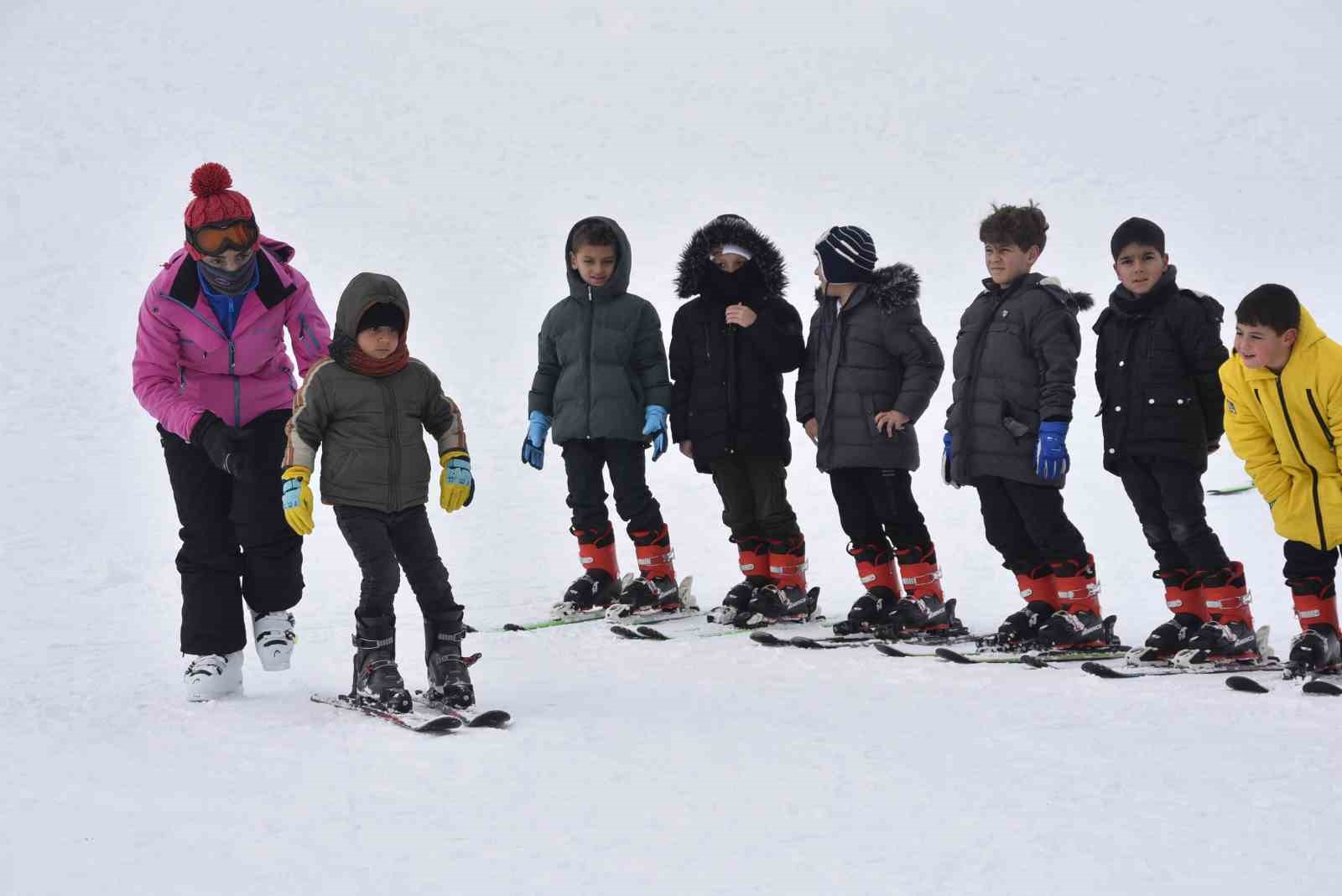 Bitlis’te çocuklar karne tatilinde kayak öğreniyor
