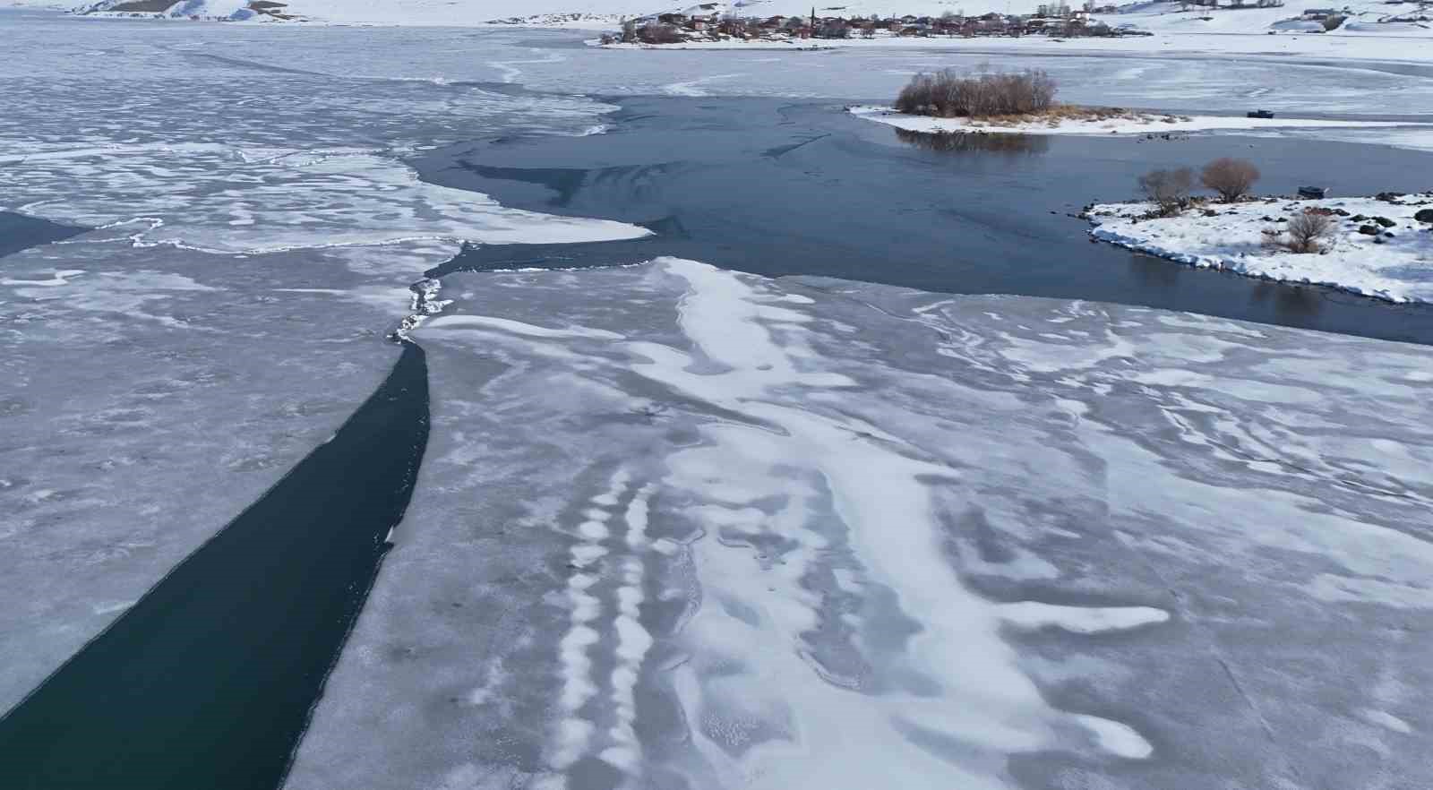 Bitlis’te donan göller erken ısınmayla çözülmeye başladı
