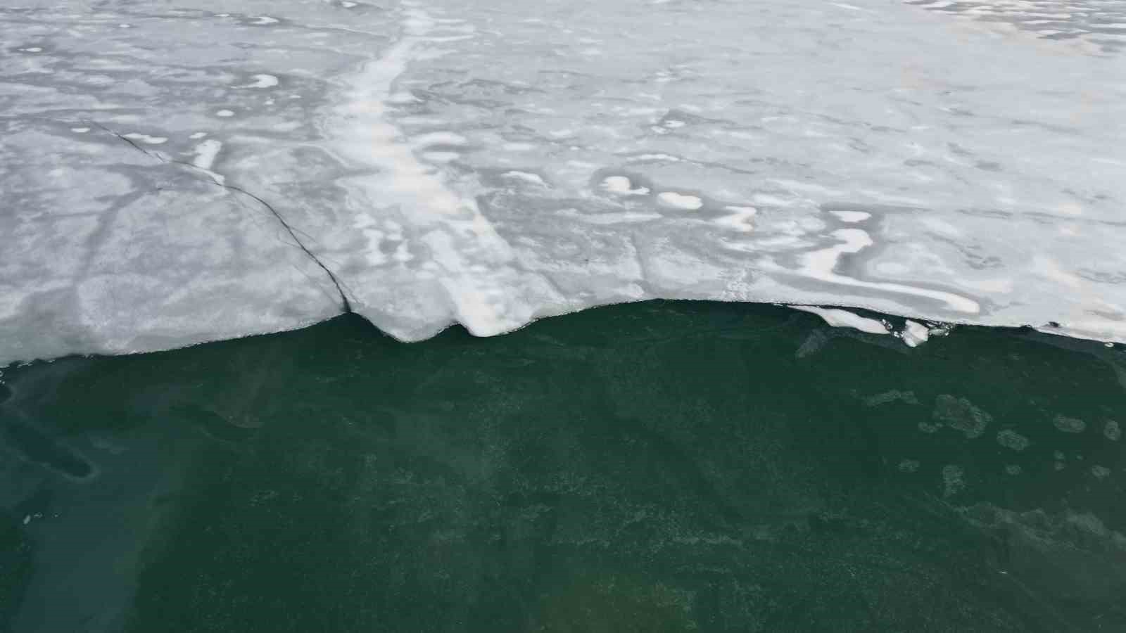 Bitlis’te donan göller erken ısınmayla çözülmeye başladı
