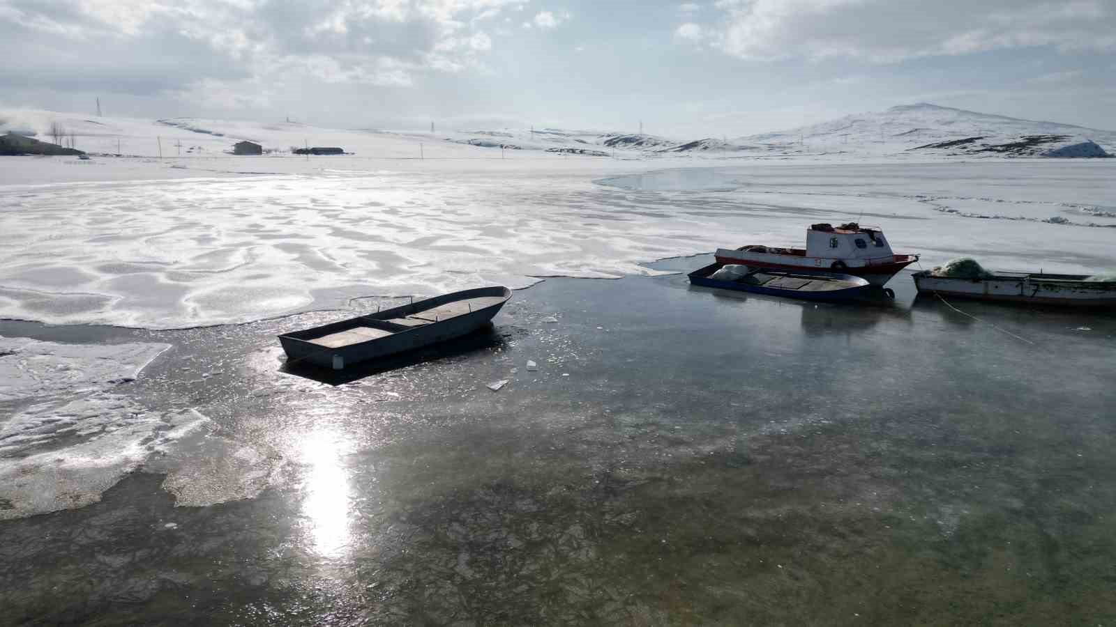 Bitlis’te donan göller erken ısınmayla çözülmeye başladı

