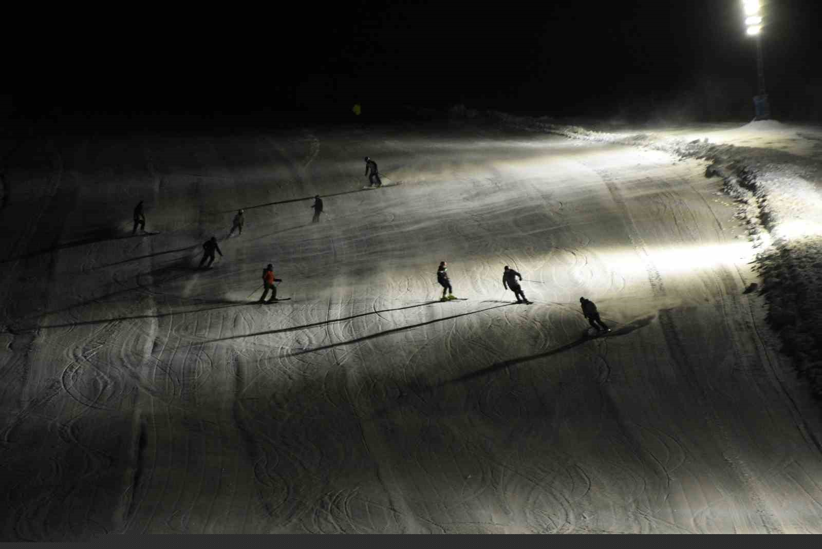 Bitlis’te iftar sonrası kayak keyfi

