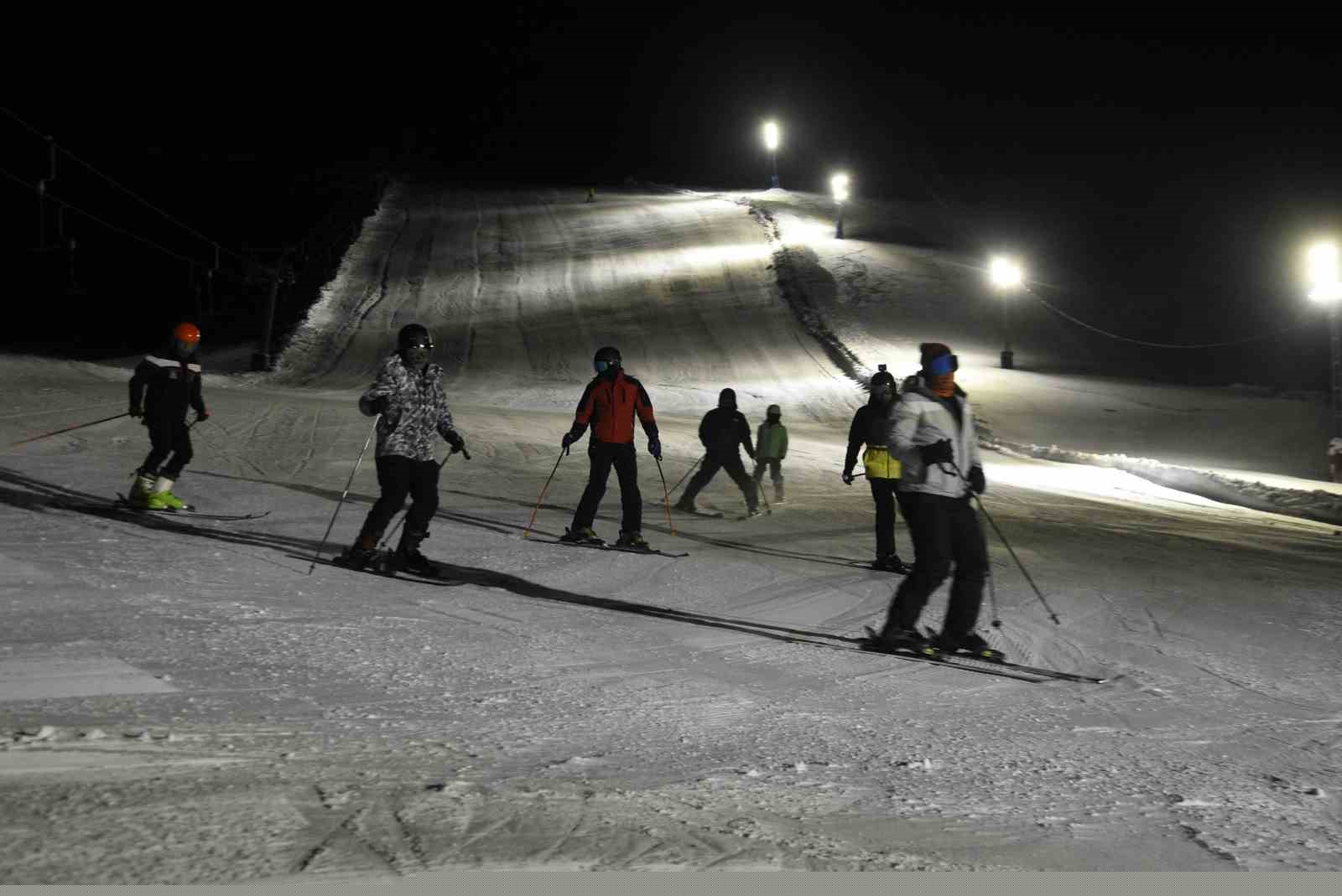 Bitlis’te iftar sonrası kayak keyfi
