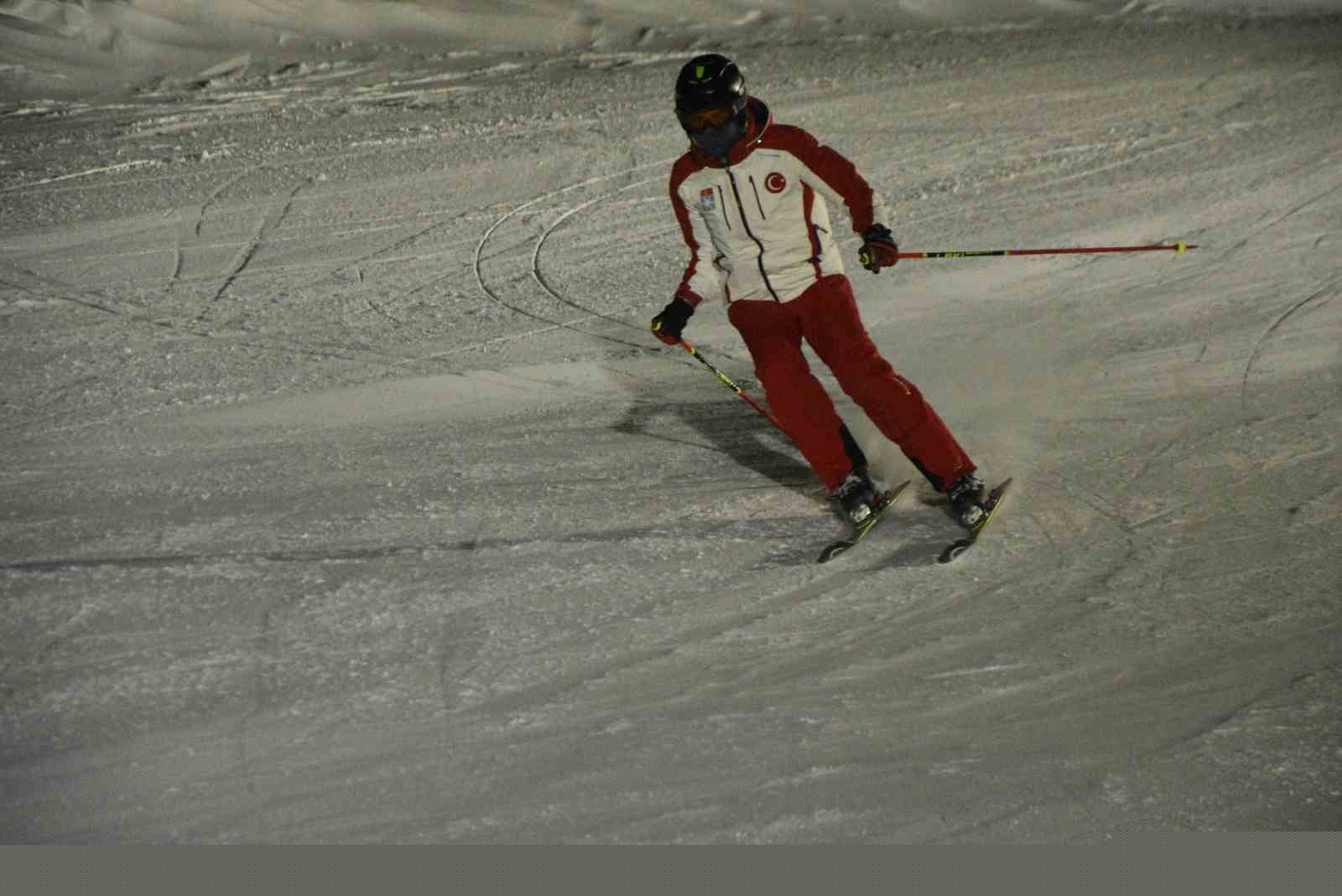 Bitlis’te iftar sonrası kayak keyfi
