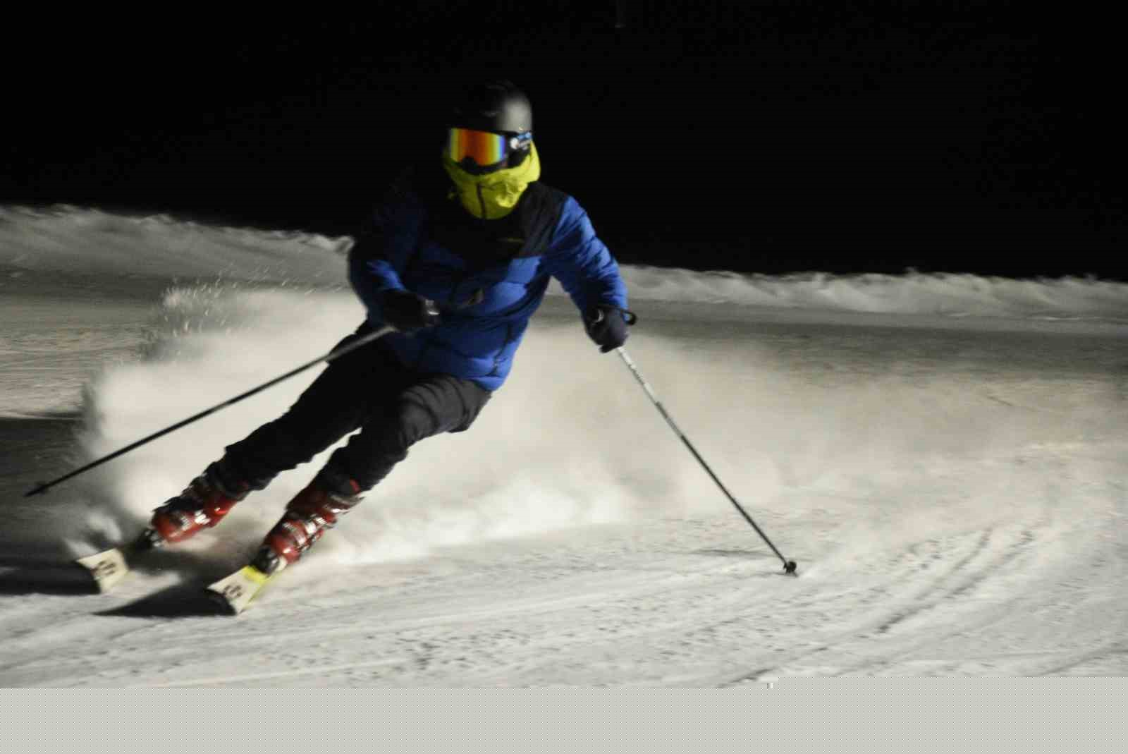 Bitlis’te iftar sonrası kayak keyfi
