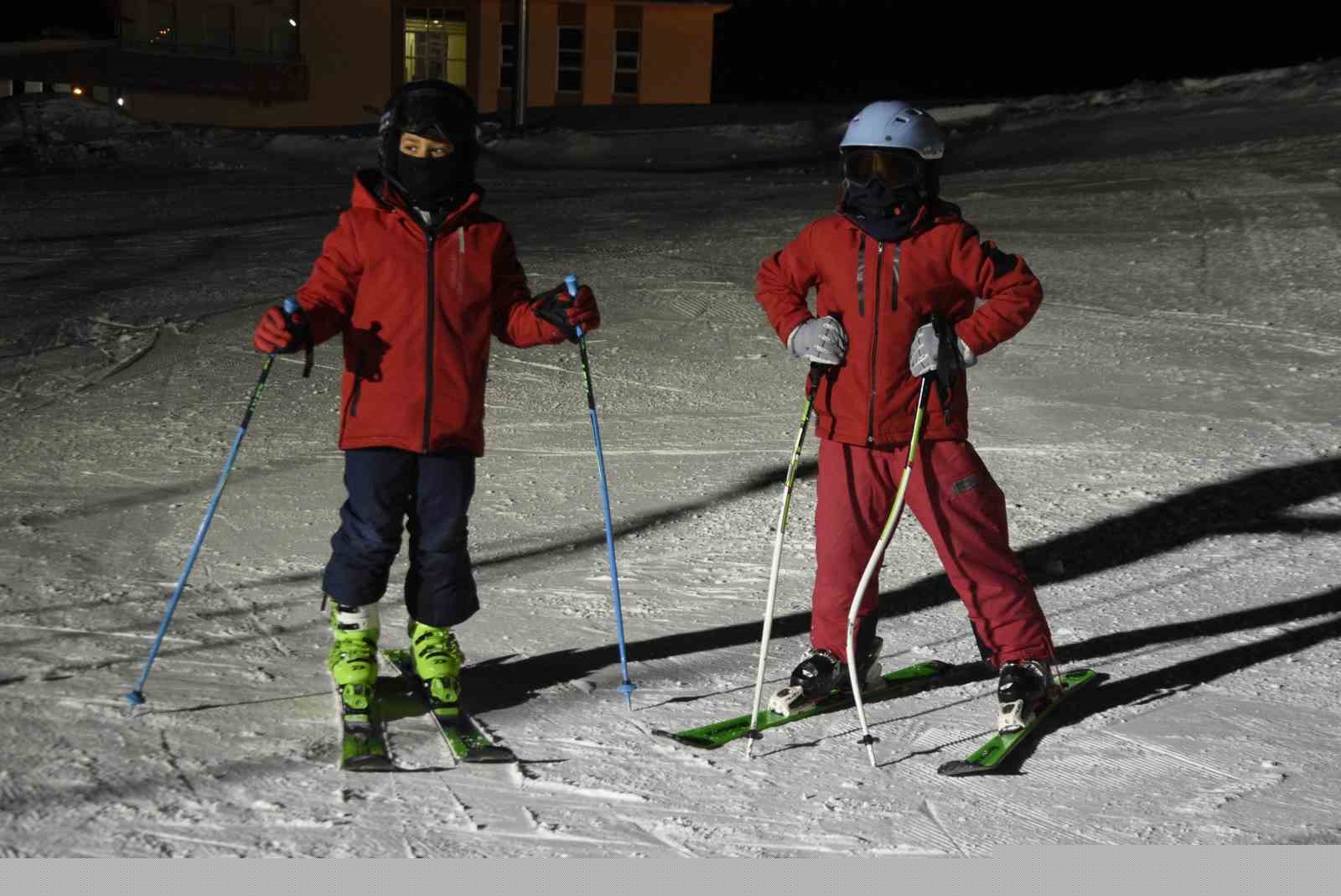 Bitlis’te iftar sonrası kayak keyfi
