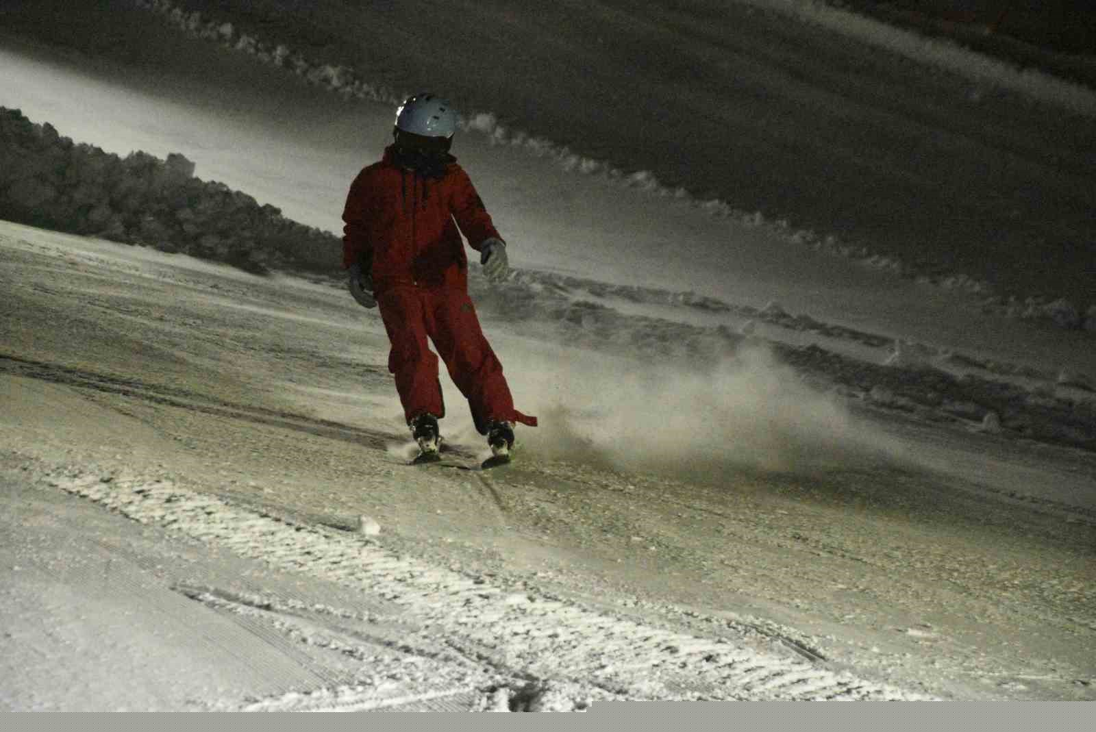 Bitlis’te iftar sonrası kayak keyfi
