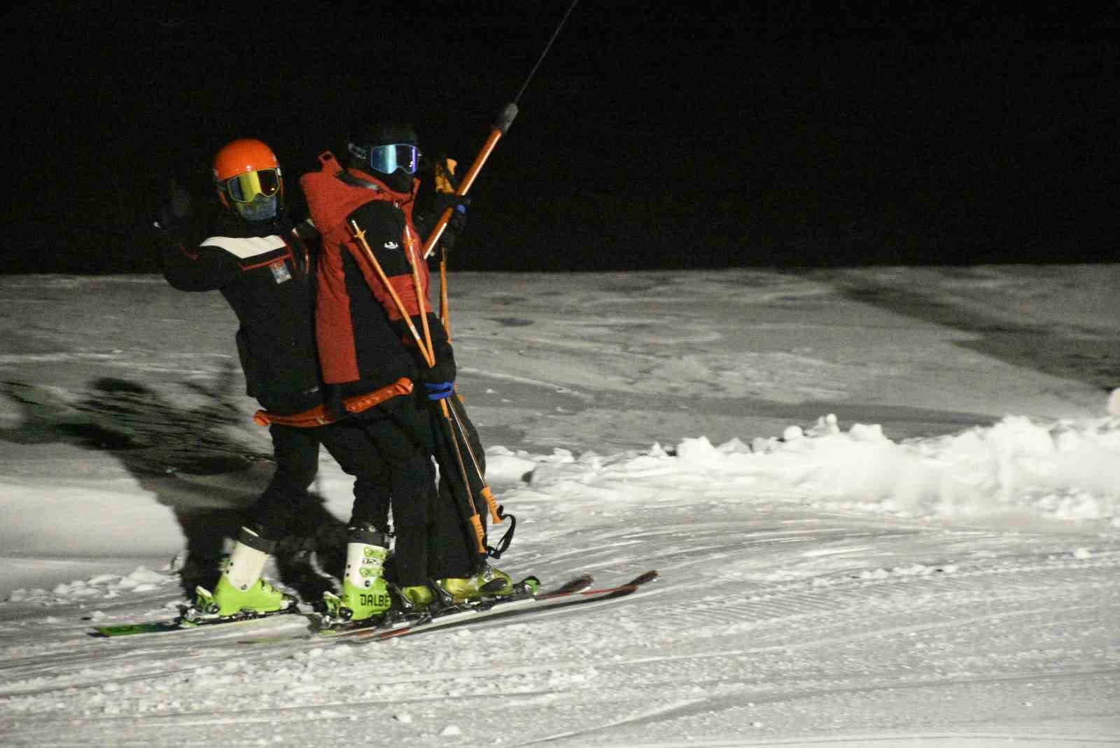 Bitlis’te iftar sonrası kayak keyfi
