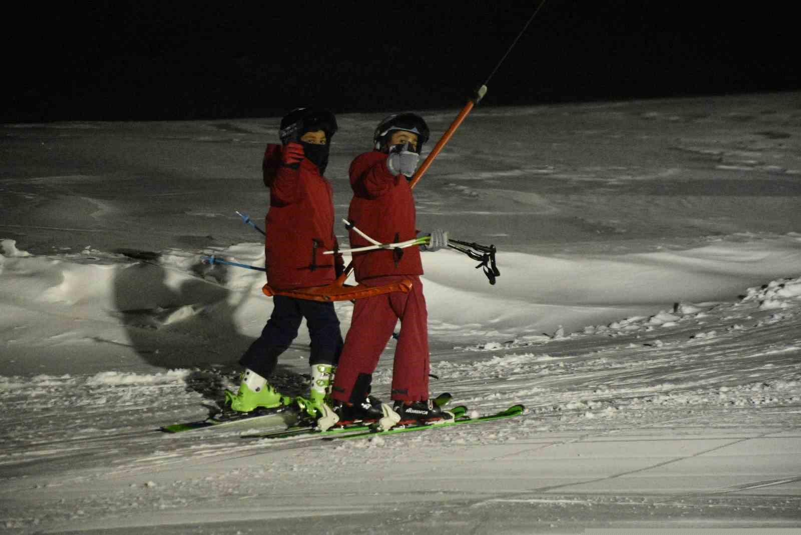 Bitlis’te iftar sonrası kayak keyfi
