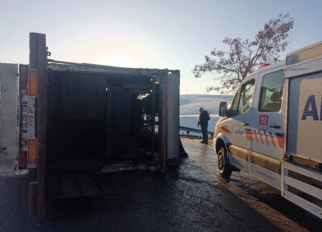 Bitlis’te iki tır devrildi, 1 kişi yaralandı
