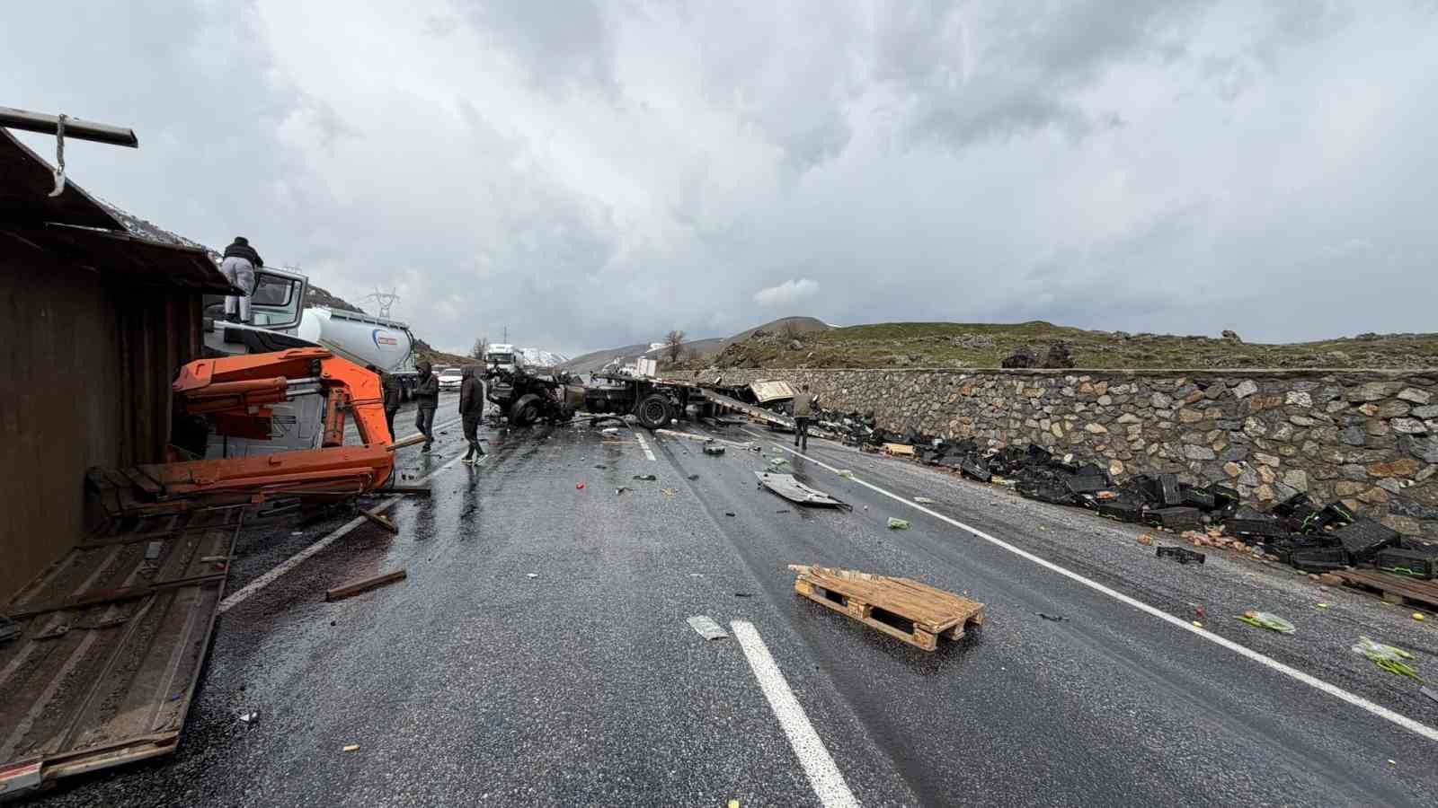 Bitlis’te iş makinesi ile tır çarpıştı: 1’i ağır 3 yaralı

